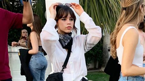 Jenna Ortega’s Coachella 2023 Outfit: Actress Rocks White。